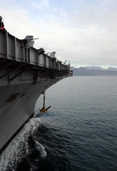 Tàu sân bay USS George Bush tuần tra ở gần cảng biển của Hy Lạp, không đến Biển Đen (nguồn Tân Hoa xã)