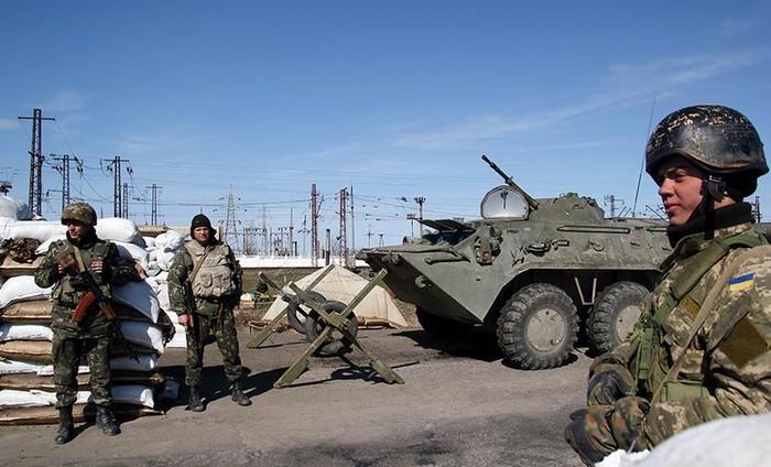 Ukraine vẫn muốn thông qua con đường ngoại giao để giải quyết vấn đề Crimea. Trong hình là binh sĩ Ukraine tại một trạm kiểm soát khu tiếp giáp Crimea
