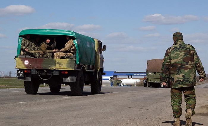 Binh sĩ Ukraine tại một trạm kiểm soát ở lân cận Crimea