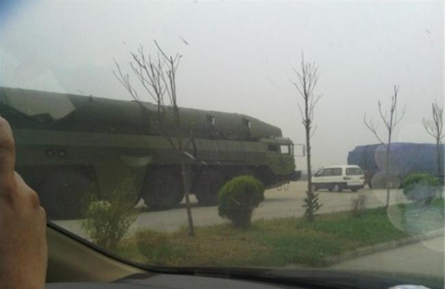 Hình ảnh này được cho là tên lửa đạn đạo mới Đông Phong-26C của Trung Quốc (mạng Quan sát tiếng Trung)