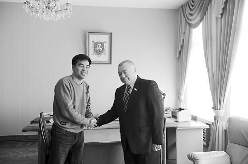 Ngày 19 tháng 3 năm 2014, Phó Chủ tịch Quốc hội Crimea trả lời phỏng vấn phóng viên tờ &quot;Thời báo Hoàn Cầu&quot; Trung Quốc