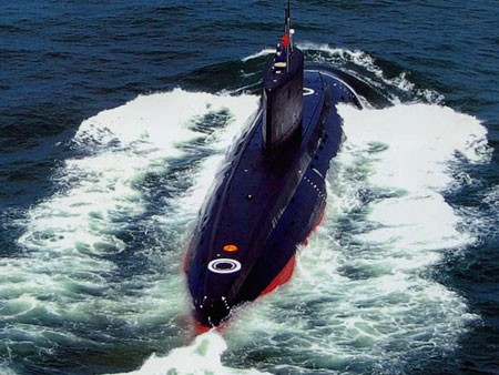 Tàu ngầm lớp Kilo của Hải quân Trung Quốc, mua của Nga. Hiện nay, Trung Quốc sở hữu 12 tàu ngầm lớp này.