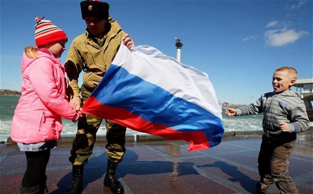 Người dân Crimea cầm cờ Nga