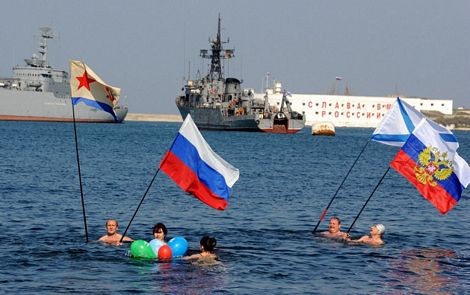 Người dân cầm cờ Nga và Hải quân Nga tại bến cảng Sevastopol, Crimea
