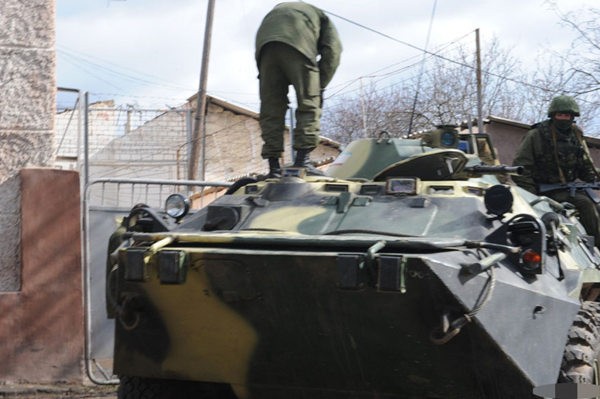 Quân đội Nga hiện diện ở tất cả khu vực lân cận các căn cứ Quân đội Ukraine ở thủ phủ Crimea (nguồn Thời báo Hoàn Cầu, TQ)