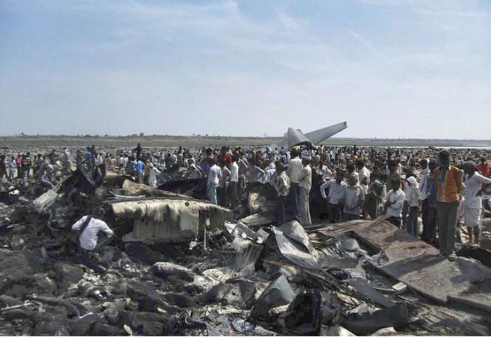 Xác chiếc máy bay vận tải C-130J Super Hercules Không quân Ấn Độ rơi vỡ ngày 28 tháng 3 năm 2014.