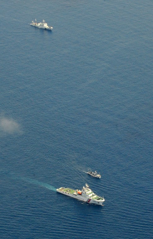 Hai tàu cảnh sát biển Trung Quốc áp sát tàu cá Philippines để xua đuổi khỏi bãi Cỏ Mây, nhưng không thành công