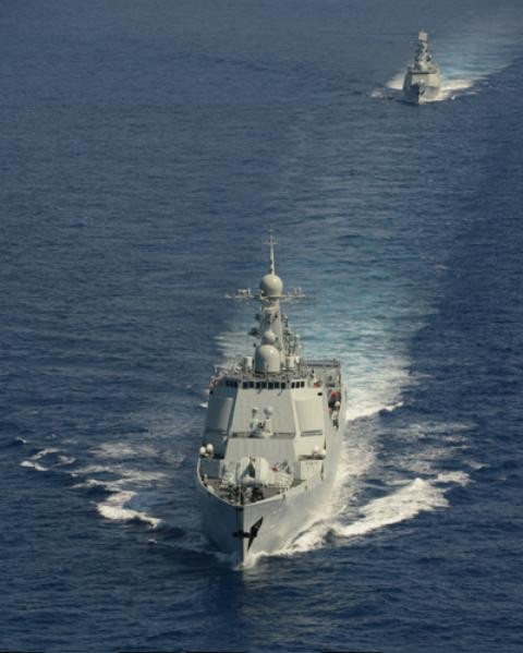 Tàu khu trục Lan Châu Type 052C và tàu hộ vệ Hoành Thủy Type 054A của Hạm đội Nam Hải, Hải quân Trung Quốc trong một cuộc tuần tra ở vùng biển đảo Senkaku tháng 4 năm 2013