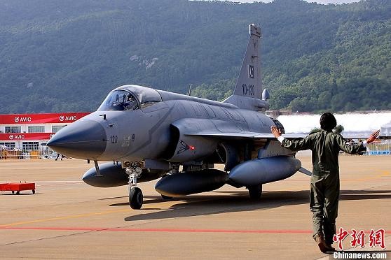 Trung Quốc trở thành lái buôn vũ khí lớn thứ tư thế giới. Trong hình là máy bay chiến đấu hạng nhẹ JF-17 Thunder Trung Quốc bán cho Không quân Pakistan, có chuyển giao công nghệ sản xuất.
