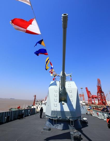 Nòng pháo trên tàu khu trục tên lửa mới Type 052D vừa biên chế cho Hạm đội Nam Hải, Hải quân Trung Quốc ngày 21 tháng 3 năm 2014, bố trí ở Biển Đông.
