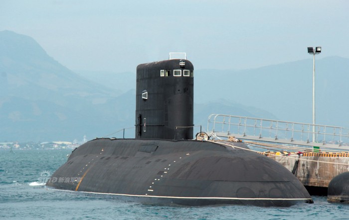 Tàu ngầm thông thường Hà Nội HQ182, tại quân cảng Cam Ranh, sẵn sàng bảo vệ chủ quyền biển đảo. Việt Nam sẽ sở hữu 6 tàu ngầm lớp Kilo vào năm 2016.