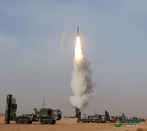 Tên lửa phòng không HQ-9 Trung Quốc trong một cuộc tập trận vào ngày 3 tháng 4 năm 2014