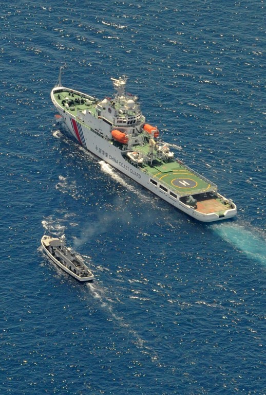 &quot;Cậy lớn hiếp bé&quot;, dùng &quot;tàu bán quân sự&quot; để che mắt thiên hạ. Đây là hình ảnh tàu cảnh sát biển Trung Quốc gây sức ép với Philippines đòi cướp bãi Cỏ Mây