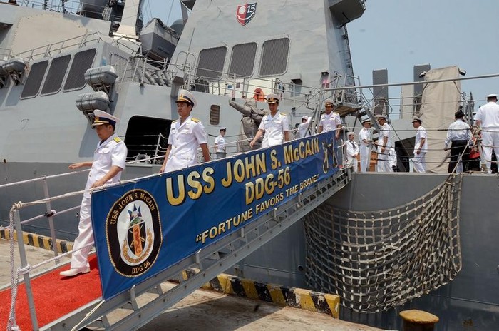 Cán bộ chiến sĩ Hải quân Việt Nam lên thằm tàu khu trục USS John S. McCain Mỹ