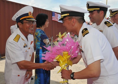 Tàu khu trục USS John S. McCain (DDG 56) và tàu cứu hộ USNS Safeguard (T-ARS 50) Hải quân Mỹ thăm Việt Nam (ngày 7 tháng 4 năm 2014)