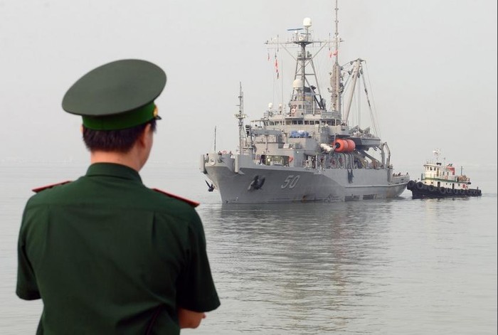 Tàu khu trục USS John S. McCain (DDG 56) và tàu cứu hộ USNS Safeguard (T-ARS 50) Hải quân Mỹ thăm Việt Nam (ngày 7 tháng 4 năm 2014)