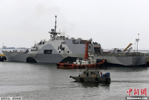 Tàu tuần duyên USS Freedom Mỹ thăm Philippines. Con tàu này được Mỹ triển khai ở căn cứ quân sự Changi, Singapore - cửa ra vào eo biển Malacca