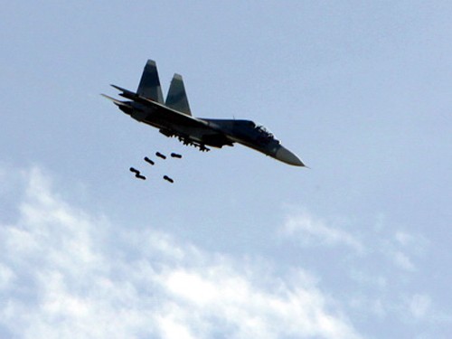 Máy bay chiến đấu Su-30 ném bom. Không quân Việt Nam hiện nay có khoảng 30 máy bay chiến đấu Su-27SK/UBK và Su-30MKV2...