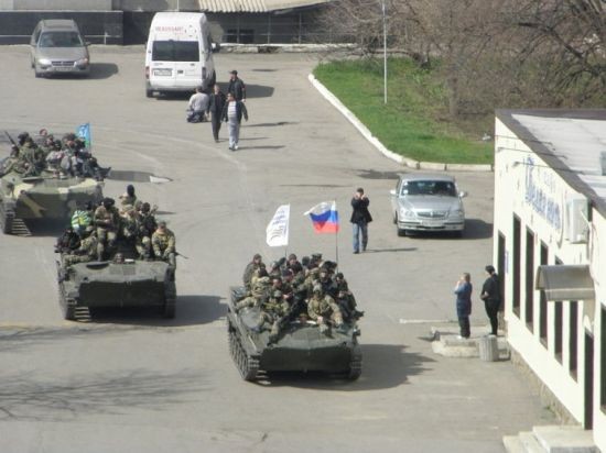 5 - 6 xe chở quân bọc thép tiến vào thành phố Slovyansk, miền đông Ukraine, xe đi đầu cắm cờ Nga