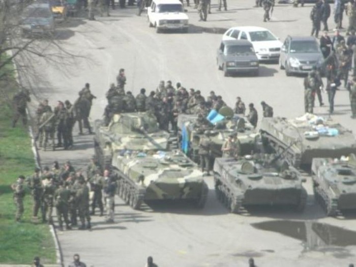 Lực lượng vũ trang &quot;khó hiểu&quot; tiến vào thành phố miền đông Ukraine