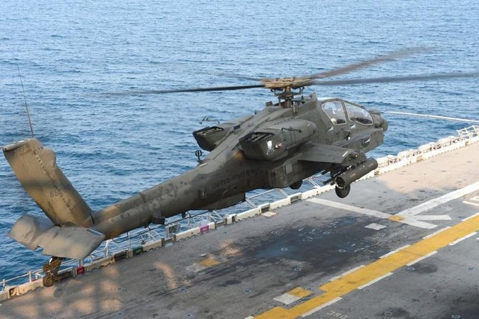 Ngày 11 tháng 4 năm 2014, tàu tấn công đổ bộ USS Bonhomme Richard LHD-6 của Hải quân Mỹ tiến hành huấn luyện ở biển Hoa Đông, máy bay trực thăng AH-64D Apache hạ cánh trên tàu (nguồn Tân Hoa xã).
