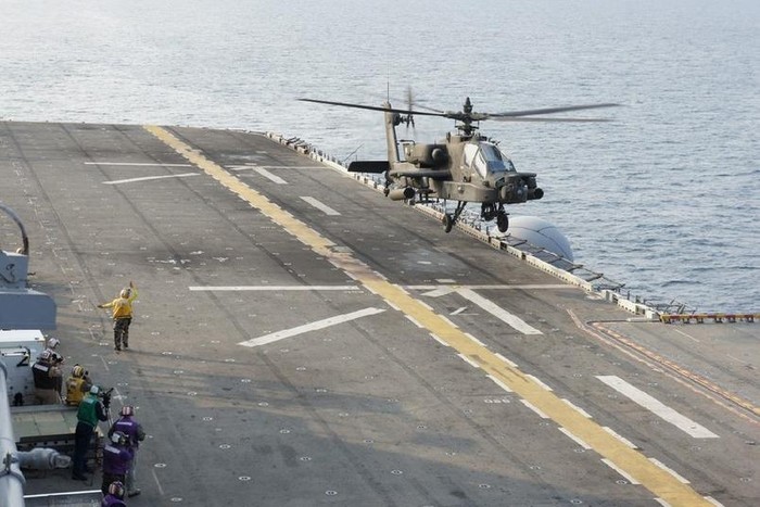 Máy bay trực thăng Apache hạ cánh trên tàu tấn công đổ bộ USS Bonhomme Richard LHD-6