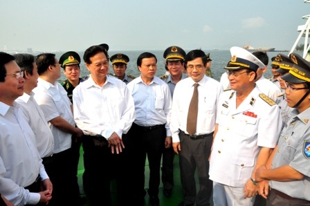 Thủ tướng Nguyễn Tấn Dũng nói chuyện với cán bộ các lực lượng trên tàu kiểm ngư Việt Nam