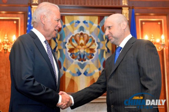 Ngày 22 tháng 4 năm 2014, Tổng thống tạm quyền Ukraine chào đón Phó Tổng thống Mỹ Joe Biden