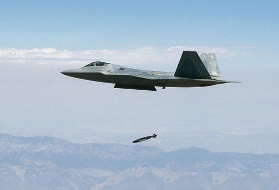 Máy bay chiến đấu F-22 thử nghiệm bom JDAM