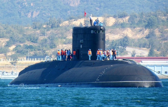 Tàu ngầm lớp Kilo Nga, Trung Quốc đã mua 12 chiếc, Việt Nam đặt mua 6 chiếc.
