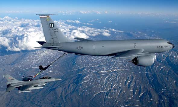Máy bay tiếp dầu trên không KC-135 Mỹ