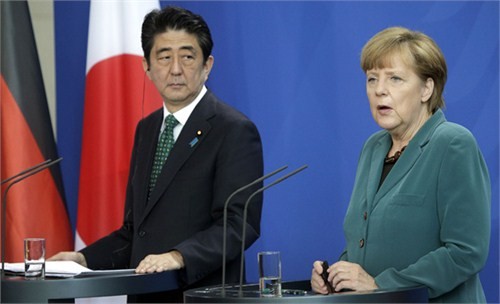 Thủ tướng Nhật Bản Shinzo Abe và Thủ tướng Đức Merkel họp báo tại Berlin