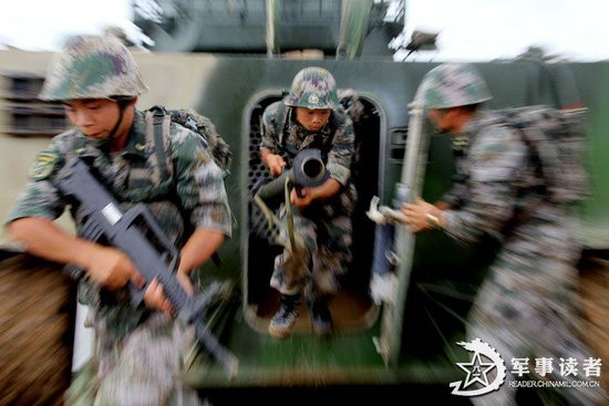 Binh sĩ lực lượng bọc thép đổ bộ của Đại quân khu Nam Kinh trong một cuộc tập trận đánh chiếm đảo (nguồn Thời báo Hoàn Cầu, TQ)