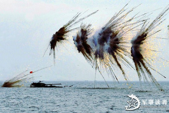 Đại quân khu Nam Kinh tập trận đổ bộ đánh chiếm đảo, trong đó sử dụng đạn khói gây nhiễu địch (nguồn Thời báo Hoàn Cầu, TQ)