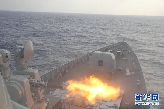 Tàu đổ bộ cỡ lớn của Quân đội Trung Quốc khai hỏa trong một cuộc tập trận đổ bộ đánh chiếm đảo (nguồn Thời báo Hoàn Cầu, TQ)