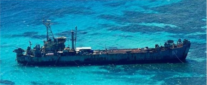 Trung Quốc tìm mọi cách để &quot;di dời&quot; tàu đổ bộ cũ của Philippines trên bãi Cỏ Mây - Philippines có 1 tiểu đội đóng ở đây (nguồn Đại công báo, Hồng Kông, Trung Quốc)