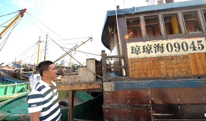Philippines mạnh dạn bắt giữ tàu cá Trung Quốc trong vùng đặc quyền kinh tế của họ và xử theo luật trong nước (ảnh nguồn Đại công báo, Hồng Kông)