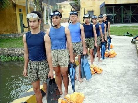 Người nhái tiến hành huấn luyện tác chiến dưới nước (nguồn Thời báo Hoàn Cầu, TQ)