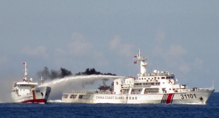Tàu cảnh sát biển Trung Quốc dùng vòi rồng tấn công, thậm chí dùng tàu &quot;húc&quot; tàu Việt Nam ở vùng biển Việt Nam.