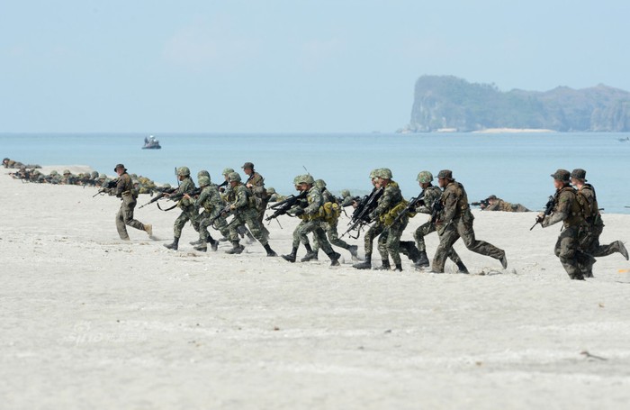 Ngày 9 tháng 5 năm 2014, Mỹ và Philippines tiến hành tập trận đổ bộ ở Biển Đông (nguồn mạng quân sự sina Trung Quốc)