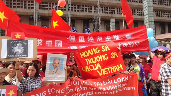 Những người Việt tại Đài Loan giương cao biểu ngữ khẳng định chủ quyền của Việt Nam và yêu cầu Trung Quốc chấm dứt vi phạm chủ quyền của Việt Nam