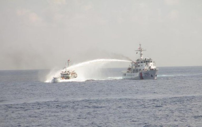 Tàu Trung Quốc dùng vòi rồng tấn công tàu Việt Nam trên vùng biển thuộc chủ quyền của Việt Nam.