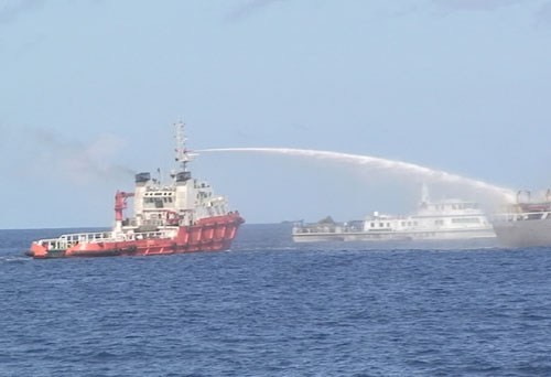 Các loại tàu Trung Quốc, nhất là tàu hải cảnh tiếp tục dùng các thủ đoạn hung bạo như đâm, húc, dùng vòi rộng tấn công các tàu chấp pháp của Việt Nam trên vùng biển Việt Nam, bất chấp luật pháp quốc tế.