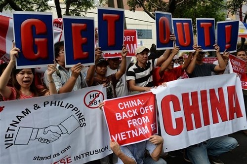 Biểu tình ở Philippines phản đối Trung Quốc hạ đặt giàn khoan 981 trái phép trong vùng biển của Việt Nam.