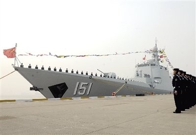 Tàu khu trục tên lửa Trịnh Châu, số hiệu 151 Type 052C của Hạm đội Đông Hải, Hải quân Trung Quốc, biên chế ngày 26 tháng 12 năm 2013
