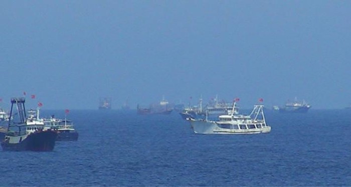 Trung Quốc bố trí số lượng tàu dày đặc trong đó có nhiều tàu cá vỏ sắt để bảo vệ giàn khoan và ngăn cản hoạt động thực thi pháp luật của các lực lượng chức năng Việt Nam