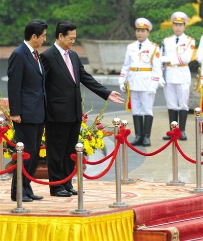 Tháng 1 năm 2013, Thủ tướng Nhật Bản Shinzo Abe thăm Việt Nam