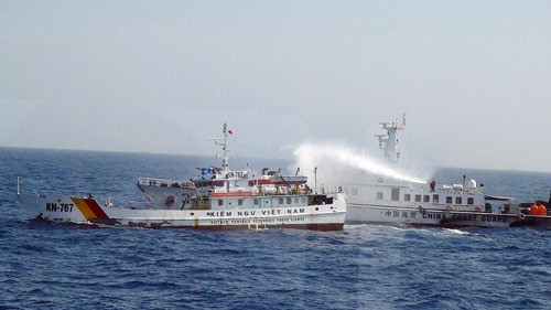Tàu cảnh sát biển Trung Quốc hung hăng phun vòi rồng, đâm húc tàu Kiểm ngư của Việt Nam