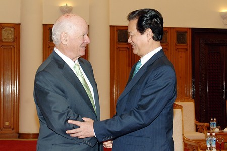 Thượng nghị sĩ Mỹ Benjamin Cardin vừa đến thăm Việt Nam