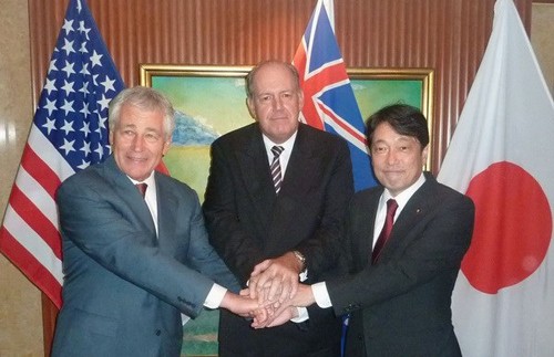 Bộ trưởng Quốc phòng Mỹ Chuck Hagel, Bộ trưởng Quốc phòng Australia David Johnston và Bộ trưởng Quốc phòng Nhật Itsunori Onodera bên lề hội nghị an ninh châu Á - Đối thoại Shangri-La năm 2014